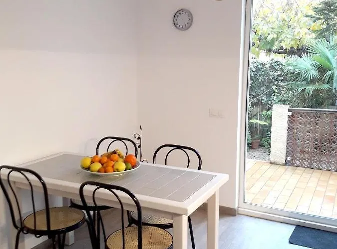 Maison Charmante A Sainte-marie Avec Grand Jardin